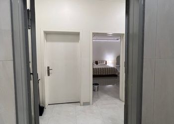 استديو بأثاث مريح وبسيط 