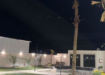 استراحة بمسطح اخضروجلسة خارجية 