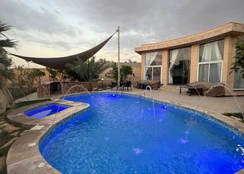 استراحة بمسطح اخضر ومجالس