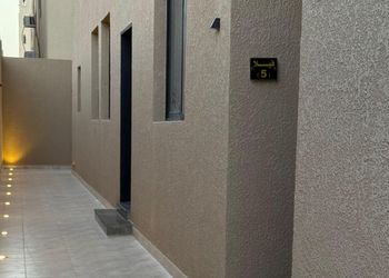 استديو بسرير مريح وتصميم هادئ 
