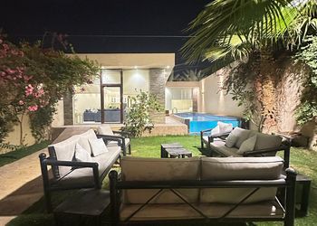 شاليه بمسطح اخضر