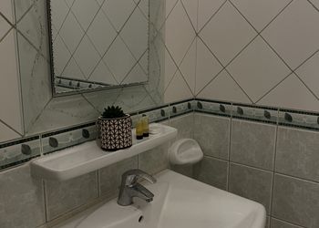 استديو بأثاث مريح وبسيط 