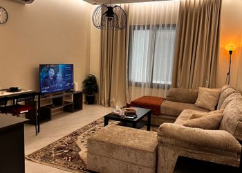 شقة هادئة بصالة وغرفة نوم 