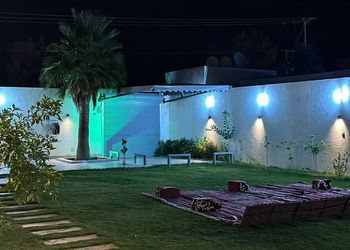 شاليه بمسطح اخضر وجلسة خارجية 