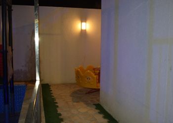 شالية بجلسة مطلة على مسبح 