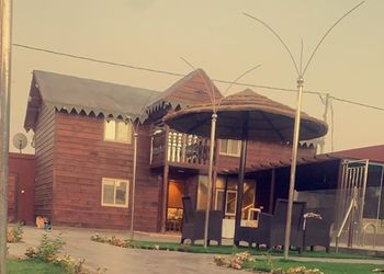 كوخ بثلاث غرف نوم ومسبحين