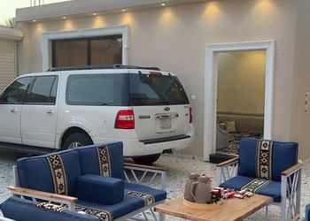 شاليه بمجلس مطل على العاب مائية