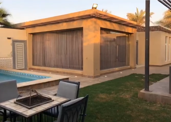 شاليه بمسبح العاب مائية وجلسة 