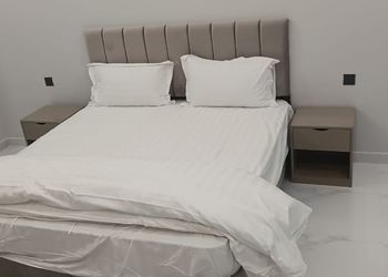 شقة بغرفة معيشة وغرفتين نوم