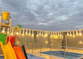 شاليه بمسبح وألعاب مائية