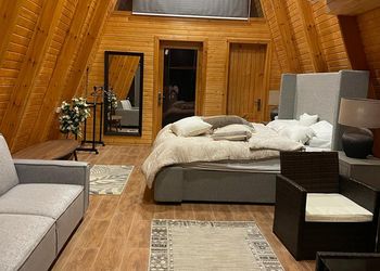 كوخ فاخر مطل على مزرعة.