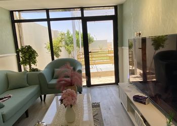 استراحة بجلسة خارجية ومسطح اخضر