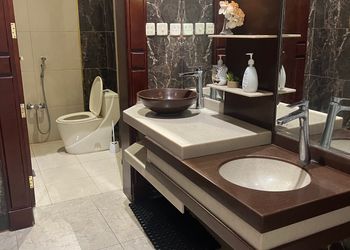 شاليه بمسطح اخضر ومسبح 
