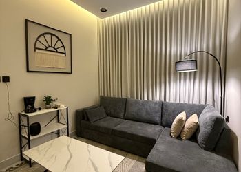 شقة بصالة أنيقة ودخول ذاتي