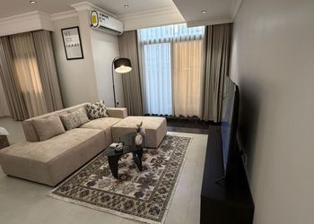 استديو بسرير ماستر وجلسة جانبية