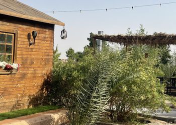 مزرعة بمسطح اخضر وجلسة خارجية