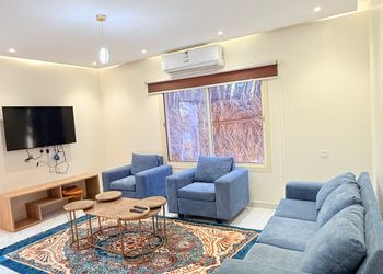 غرفة بسريرين مفردة داخل مزرعة 