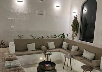 استراحة بغرفة نوم وجلسة خارجية 