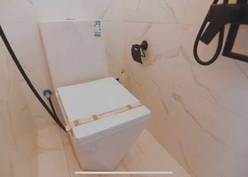 شاليه بتصميم كوخ وجلسة خارجية 