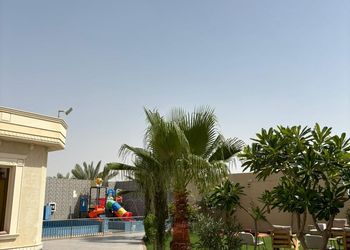 شاليه بألعاب مائية وجلسة خارجية
