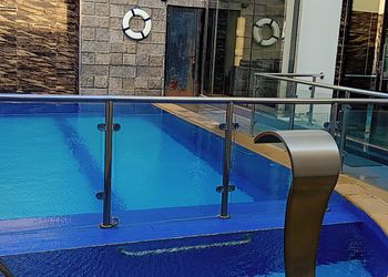 شاليه بصالة مطلة على المسبح 