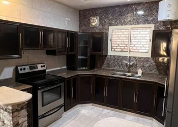 شاليه بمسطح اخضر ومسبح 