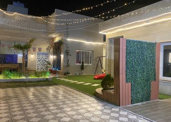 شاليه بمسطح اخضر ومسبح 