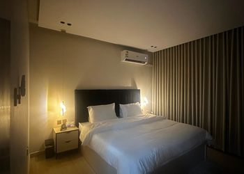 شقة بغرفة معيشة وغرفة نوم 