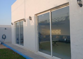 شاليه بمسطح اخضر وجلسة خارجية 