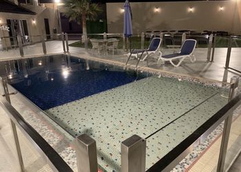 شاليه بجلسة تطل على مسبح خارجي 
