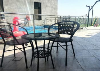 شاليه بجلسة خارجية ومسبح 