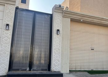 شقة بصالة أنيقة ودخول ذاتي