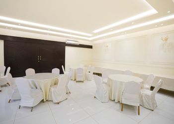 شاليه بمسطح اخضر وجلسة خارجية