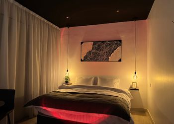 استديو بأثاث مريح وبسيط 