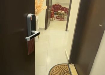 شقة بصالة جلوس وغرفتين نوم 