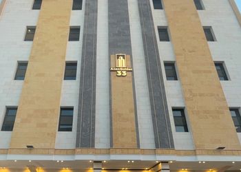 استوديو حديث بأريكة ودخول ذاتي