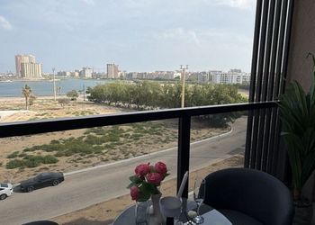 غرفة وصالة بإطلالة بحرية