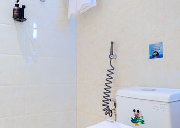 غرفة بأثاث مريح وبسيط 