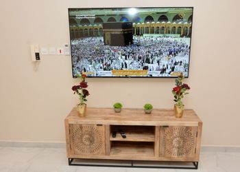 شقة بصالة انيقة وثلاث غرف نوم