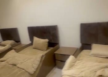 شقة بصالة جلوس وثلاث غرف نوم 