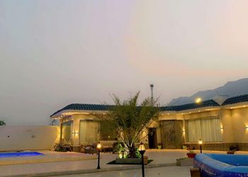 شاليه بجلسة تطل على مسبح خارجي 