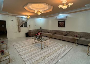 دور أرضي بفناء ومدخل سيارة 