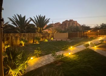 مزرعة محاطة بالجبال
