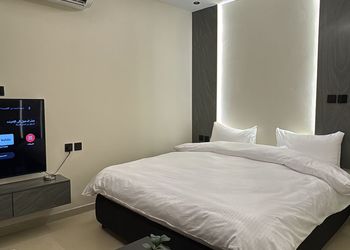 استديو بأثاث مريح وبسيط 