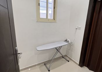 شقة بجلسة خارجية وثلاث غرف نوم 
