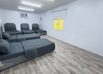 استراحة بمجالس واسعة وفناء خارجي