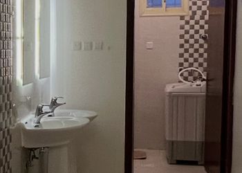 شقة بصالة انيقة وثلاث غرف نوم 