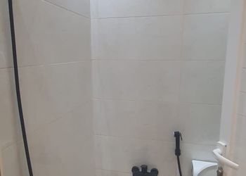 شقة بصالة وثلاث غرف نوم