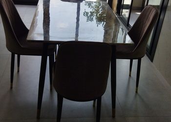 شاليه بجلسة تطل على مسبح خارجي 