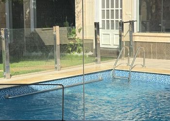 منتجع فندقي بمسبح ومسطح اخضر